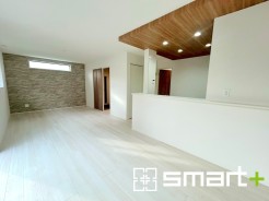 ～折下げ天井でオシャレな空間～
・キッチン部分に折下げ天井を施すことでリビングが広く見える効果もあり、開放的な空間が広がります。
・アクセントクロスオシャレな雰囲気になりますね。