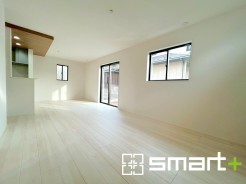 ～穏やかな陽の入るＬＤＫ～
・大きな窓のあるＬＤＫは陽当りも良好で明るい空間となっております。
・ご家族団らんなど過ごす時間の多いＬＤＫが明るいのは嬉しいポイントですね。
