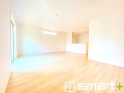 ～穏やかな陽の入るＬＤＫ～
・ご家族でゆったり寛げる広々リビングは、大きな窓からたっぷりの陽光が差し込む明るい空間。
・料理と洗濯、片付けなど並行して家事を進める時に便利な回遊動線。
(Ａ号棟)