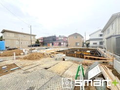 ～ベタ基礎でしっかりとした土台～
・コンクリートの中に鉄筋を配し強度を高めた「ベタ基礎」を採用。
・しっかりとした土台を造ったうえで、その上に建物が築造されていきます。
