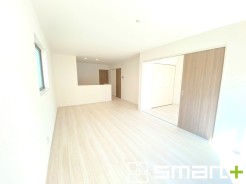 ～家族団らんにピッタリの広々リビング～
・自然の光が降り注ぐ明るいLDKは家族団らんにピッタリ。
・隣接の洋室を続き間として利用すれば２２帖超の広々空間になります。