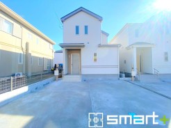 ～シンプルかつオシャレな白い外観～
・外壁をホワイトカラーにする事でクラシカルな印象の外観になりますね。
・高級感も出るので毎日家に帰るのが誇らしくなります。ぜひ現地でご確認くださいませ。