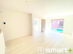 ～穏やかな陽の入るＬＤＫ～
・大きな窓のあるＬＤＫは陽当りも良好で明るい空間となっております。
・ご家族団らんなど過ごす時間の多いＬＤＫが明るいのは嬉しいポイントですね。
