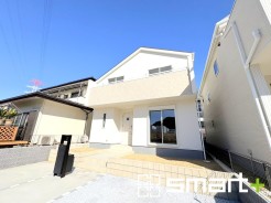 ～明るさを感じる外観～
・外壁は２トーンカラーを採用し、デザイン性に優れた見た目となっております。
・帰宅した際にホッと感じるような飽きのこない外観。ぜひ現地でご確認くださいませ。
