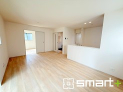 ～ナチュラルな色彩のＬＤＫ～
・自然な風合いの色味で纏められたＬＤＫは家具のコーディネートもしやすくなっております。
・どんなインテリアにするか、考えるだけでも楽しくなりますね。
（Ａ号棟）