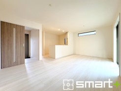 ～窓からはたっぷりの陽光～
・穏やかな陽だまりに包まれる居心地の良いＬＤＫは、ご家族が自然と集まる憩いのスペースに。
・料理と洗濯、片付けなど並行して家事を進める時に便利な回遊動線。