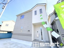 ～スタイリッシュな外観～
・２色のコントラストが美しく落ち着きあるデザインの外観となっております。
・グレーとホワイトの組み合わせが、洗練されたクールな雰囲気を醸し出しています。