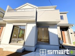 ～スタイリッシュな外観～
・２色のコントラストが美しく落ち着きあるデザインの外観となっております。
・グレーとホワイトの組み合わせが、洗練されたクールな雰囲気を醸し出しています。