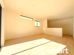 ～穏やかな陽の入るＬＤＫ～
・大きな窓のあるＬＤＫは陽当りも良好で明るい空間となっております。
・ご家族団らんなど過ごす時間の多いＬＤＫが明るいのは嬉しいポイントですね。
