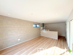 ～穏やかな陽の入るＬＤＫ～
・ご家族でゆったり寛げる広々リビングは、大きな窓からたっぷりの陽光が差し込む明るい空間。
・出来立てのお料理を運ぶのにも、食器の後片付けもラクラクのカウンターキッチン。