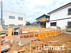 ～ベタ基礎でしっかりとした土台～
・コンクリートの中に鉄筋を配し強度を高めた「ベタ基礎」を採用。
・しっかりとした土台を造ったうえで、その上に建物が築造されていきます。
