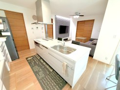 ～広々キッチンスペース～
・キッチンスペースは余裕のある広さとなっており、キッチン内のでのすれ違いも楽々。
・お料理や洗い物がしやすい設計となっております。
