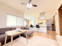 ～ナチュラルな色彩のＬＤＫ～
・自然な風合いの色味で纏められたＬＤＫは家具のコーディネートもしやすくなっております。
・どんなインテリアにするか、考えるだけでも楽しくなりますね。
