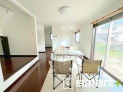 ～穏やかな陽の入るＬＤＫ～
・大きな窓のあるＬＤＫは陽当りも良好で明るい空間となっております。
・ご家族団らんなど過ごす時間の多いＬＤＫが明るいのは嬉しいポイントですね。
