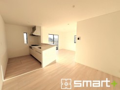 ～余裕の空間が広がるＬＤＫ～
・１６.５帖あるＬＤＫはご家族団らんのお時間を余裕の広さで演出してくれます。
・ご内覧の際は家具の配置などもイメージしながらご覧くださいませ。
