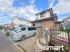 ～閑静な住宅街の立地～
・周辺は閑静な住宅街となっておりますので、静かな暮らしをご実現いただけます。
・前面道路の交通量も多くないので、小さなお子様がいるご家庭でもご安心ですね。
