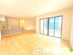 ～ナチュラルな色彩のＬＤＫ～
・自然な風合いの色味で纏められたＬＤＫは家具のコーディネートもしやすくなっております。
・どんなインテリアにするか、考えるだけでも楽しくなりますね。
