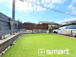 ～人工芝のある綺麗なお庭～
・標準で人工芝を敷設しておりますので、見た目にも綺麗なお庭となっております。
・人工芝の場合雑草が生えてこず、管理が楽なのも嬉しいポイントです。
