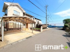 ～駐車場は３台分ご用意～
・駐車場は３台分ございますので、車通勤の方や複数台お持ちの方にもお勧めのお住まいです。
・ご来客の際も安心の余裕の敷地です。
