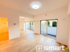 ～穏やかな陽の入るＬＤＫ～
・大きな窓のあるＬＤＫは陽当りも良好で明るい空間となっております。
・ご家族団らんなど過ごす時間の多いＬＤＫが明るいのは嬉しいポイントですね。
