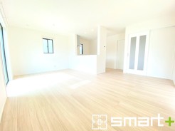 ～穏やかな陽の入るＬＤＫ～
・大きな窓のあるＬＤＫは陽当りも良好で明るい空間となっております。
・ご家族団らんなど過ごす時間の多いＬＤＫが明るいのは嬉しいポイントですね。
