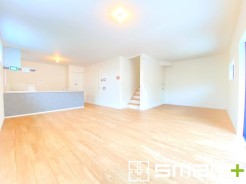 ～開放的なリビングイン階段～
・ご家族のお出掛けや帰宅がわかるリビングイン階段。自然とコミュニケーションが増えますね。
・家事をしながらリビング全体が見渡せるカウンターキッチンも魅力。
