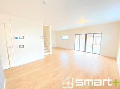 ～穏やかな陽の入るＬＤＫ～
・大きな窓のあるＬＤＫは陽当りも良好で明るい空間となっております。
・ご家族団らんなど過ごす時間の多いＬＤＫが明るいのは嬉しいポイントですね。
