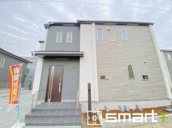 ～落ち着いた雰囲気の外観～
・環境にも馴染みやすく、汚れもあまり目立たない淡いい色味のツートンカラーで落ち着いた印象に。
・タイル柄がアクセントとなりオシャレに見せてくれます。