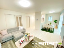 ～穏やかな陽の入るＬＤＫ～
・大きな窓のあるＬＤＫは陽当りも良好で明るい空間となっております。
・ご家族団らんなど過ごす時間の多いＬＤＫが明るいのは嬉しいポイントですね。
