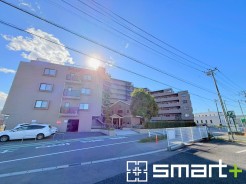 ～十分な広さのある前面道路～
・前面道路は約8ｍございますので、お車でのすれ違いも楽々で余計なストレスがかかりません。
・日々お車での移動が多い方には大切なポイントですね。
