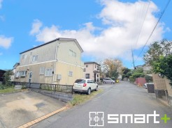 ～閑静な住宅街の立地～
・周辺は閑静な住宅街となっておりますので、静かな暮らしをご実現いただけます。
・前面道路の交通量も多くないので、小さなお子様がいるご家庭でもご安心ですね。

