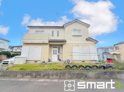 ～明るさを感じる外観～
・外壁は２トーンカラーを採用し、デザイン性に優れた見た目となっております。
・帰宅した際にホッと感じるような飽きのこない外観。ぜひ現地でご確認くださいませ。
