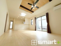 ～ナチュラルな色彩のＬＤＫ～
・自然な風合いの色味で纏められたＬＤＫは家具のコーディネートもしやすくなっております。
・どんなインテリアにするか、考えるだけでも楽しくなりますね。
