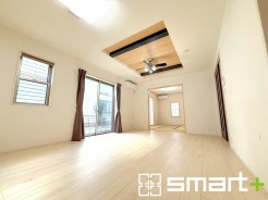 ～穏やかな陽の入るＬＤＫ～
・大きな窓のあるＬＤＫは陽当りも良好で明るい空間となっております。
・ご家族団らんなど過ごす時間の多いＬＤＫが明るいのは嬉しいポイントですね。
