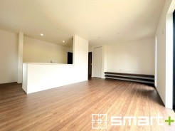 ～窓からはたっぷりの陽光～
・穏やかな陽だまりに包まれる居心地の良いＬＤＫは、ご家族が自然と集まる憩いのスペースに。
・家事をしながらご家族との会話が楽しめる人気のカウンターキッチンも魅力。
