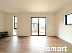 ～穏やかな陽の入るＬＤＫ～
・大きな窓のあるＬＤＫは陽当りも良好で明るい空間となっております。
・ご家族団らんなど過ごす時間の多いＬＤＫが明るいのは嬉しいポイントですね。
