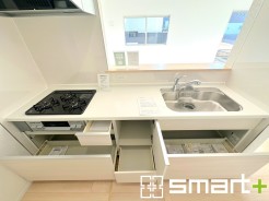 ～人気のカウンターキッチン～
・キッチンは人気のカウンタータイプを採用。「ご家族の顔が見える」造りです。
・蛇口に浄水器が内蔵されているなど機能面でも優れた仕様です。
(1号棟)
