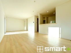 ～穏やかな陽の入るＬＤＫ～
・大きな窓のあるＬＤＫは陽当りも良好で明るい空間となっております。
・ご家族団らんなど過ごす時間の多いＬＤＫが明るいのは嬉しいポイントですね。
(1号棟)
