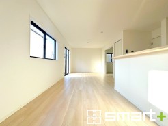 ～日当り良好のＬＤＫ～
・たくさんの窓からたっぷりの陽光が差し込む明るいリビングで寛ぎのひと時を。
・柔らかみのあるナチュラルカラーで、家具やカーテンの色も選びやすいです。
