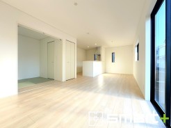 ～穏やかな陽の入るＬＤＫ～
・大きな窓のあるＬＤＫは陽当りも良好で明るい空間となっております。
・ご家族団らんなど過ごす時間の多いＬＤＫが明るいのは嬉しいポイントですね。