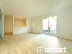 ～穏やかな陽の入るＬＤＫ～
・大きな窓のあるＬＤＫは陽当りも良好で明るい空間となっております。
・ご家族団らんなど過ごす時間の多いＬＤＫが明るいのは嬉しいポイントですね。
