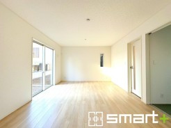 ～家族団らんにピッタリの広々リビング～
・自然の光が降り注ぐ明るいLDKは家族団らんにピッタリ。
・隣接の和室を続き間として利用すれば２１帖超の広々空間になります。
