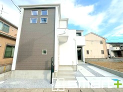 ～明るさを感じる外観～
・外壁は２トーンカラーを採用し、デザイン性に優れた見た目となっております。
・帰宅した際にホッと感じるような飽きのこない外観。ぜひ現地でご確認くださいませ。
