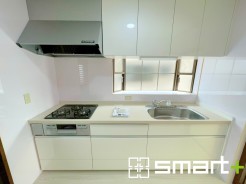 ～使い勝手の良いシステムキッチン～
・料理がしやすい設計のキッチンでお料理もはかどりますね。
・もちろんキッチン下部は収納になっておりますので、フライパンなども収納可能です。
