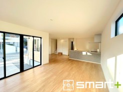 ～穏やかな陽の入るＬＤＫ～
・大きな窓のあるＬＤＫは陽当りも良好で明るい空間となっております。
・ご家族団らんなど過ごす時間の多いＬＤＫが明るいのは嬉しいポイントですね。
