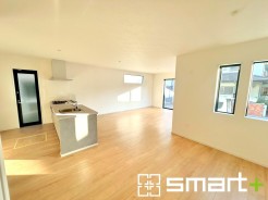 ～日当り良好のＬＤＫ～
・たくさんの窓からたっぷりの陽光が差し込む明るいリビングで寛ぎのひと時を。
・柔らかみのあるナチュラルカラーで、家具やカーテンの色も選びやすいです。
