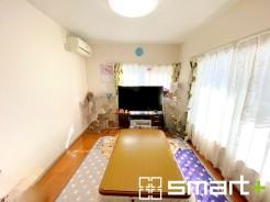 ～穏やかな陽の入るＬＤＫ～
・大きな窓のあるＬＤＫは陽当りも良好で明るい空間となっております。
・ご家族団らんなど過ごす時間の多いＬＤＫが明るいのは嬉しいポイントですね。
