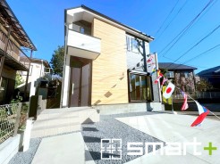 視覚に訴えかけるデザインと、澄んだ空のコントラストが魅力
