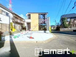 ～閑静な住宅街の立地～
・周辺は閑静な住宅街となっておりますので、静かな暮らしをご実現いただけます。
・前面道路の交通量も多くないので、小さなお子様がいるご家庭でもご安心ですね。
