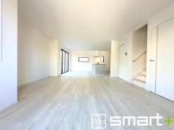 ～開放的なリビングイン階段～
・ご家族のお出掛けや帰宅がわかるリビングイン階段。自然とコミュニケーションが増えますね。
・家事をしながらリビング全体が見渡せるカウンターキッチンも魅力。
